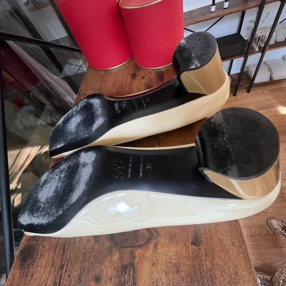 Authentic Roger Vivier Yellow, Gray and Tan patent leather pumps Shoes. Size 39